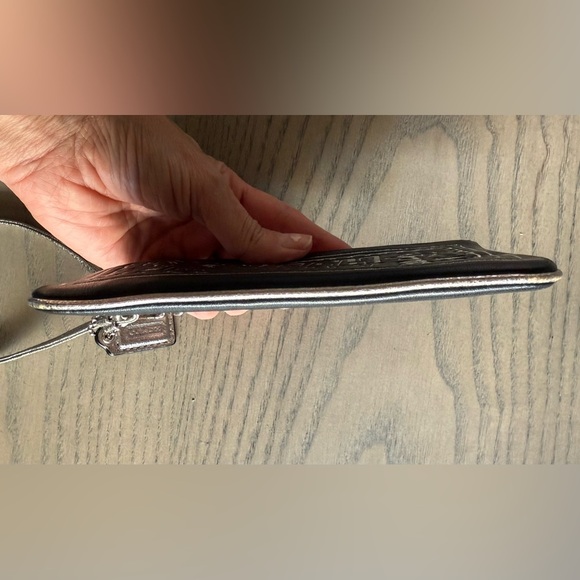 ✨Coach -Vintage poppy wristlet✨ - Picture 5 of 7